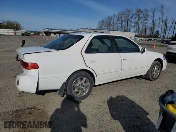 2000 Toyota Camry CE with VIN JT2BG22K0Y0470743, listed as a Copart auction lot 51980385 with 300,464 mi miles and Salvage Title. Bid and sale history available at carsss.com. Image 3.