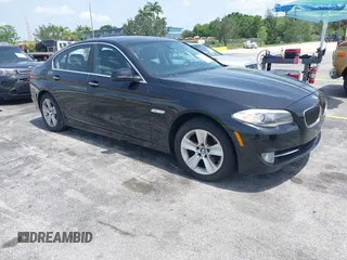 2013 BMW 5 Series 528i xDrive z VIN WBAXH5C58DD113069, wystawiony jako IAAI lot #42414517 z przebiegiem 142 599 mil mil oraz . Historia ofert i sprzedaży dostępna na DreamBid. Obrazek 1.