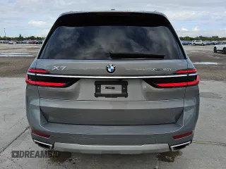 2024 BMW X7 xDrive40i z VIN 5UX23EM08R9V48892, wystawiony jako Copart lot #56059665 z przebiegiem 28 430 mil mil oraz Tytuł czysty. Historia ofert i sprzedaży dostępna na DreamBid. Obrazek 6.