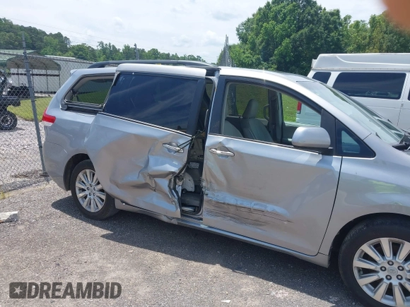 2012 Toyota Sienna XLE z VIN 5TDDK3DCXCS032053, wystawiony jako IAAI lot #42423082 z przebiegiem 338 112 mil mil oraz . Historia ofert i sprzedaży dostępna na DreamBid. Obrazek 6.