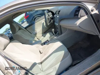 2008 Toyota Camry LE z VIN 4T1BK46K58U565640, wystawiony jako IAAI lot #42402223 z przebiegiem 147 181 mil mil oraz . Historia ofert i sprzedaży dostępna na DreamBid. Obrazek 5.