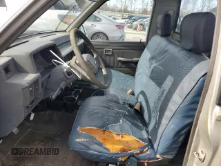 1994 Mitsubishi Mighty Max z VIN JA7LS21GXRP013712, wystawiony jako Copart lot #44893085 z przebiegiem 287 441 mil mil oraz Szkody całkowita. Historia ofert i sprzedaży dostępna na DreamBid. Obrazek 7.
