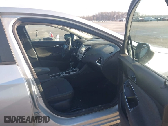 2017 Chevrolet Cruze LS z VIN 1G1BC5SM7H7244219, wystawiony jako IAAI lot #41905112 z przebiegiem 177 773 mil mil oraz . Historia ofert i sprzedaży dostępna na DreamBid. Obrazek 5.
