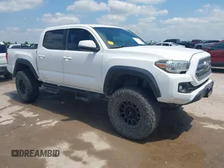 2017 Toyota Tacoma SR5 z VIN 5TFCZ5AN9HX070030, wystawiony jako IAAI lot #42212141 z przebiegiem 92 291 mil mil oraz . Historia ofert i sprzedaży dostępna na DreamBid. Obrazek 1.