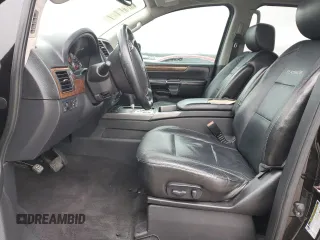 2014 Nissan Armada Platinum z VIN 5N1BA0NF5EN601168, wystawiony jako Copart lot #44590395 z przebiegiem Nie podano mil oraz Szkoda całkowita • Salvage title. Historia ofert i sprzedaży dostępna na DreamBid. Obrazek 7.