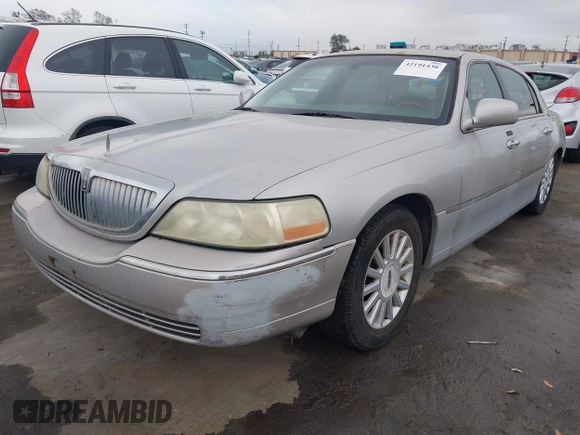 2005 Lincoln Town Car Signature Limited z VIN 1LNHM82W35Y613094, wystawiony jako IAAI lot #42191430 z przebiegiem 131 071 mil mil oraz . Historia ofert i sprzedaży dostępna na DreamBid. Obrazek 2.