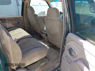 1998 GMC Suburban z VIN 3GKEC16R2WG509363, wystawiony jako IAAI lot #42180155 z przebiegiem 191 066 mil mil oraz . Historia ofert i sprzedaży dostępna na DreamBid. Obrazek 8.