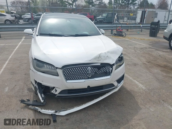 2017 Lincoln MKZ Reserve z VIN 3LN6L5EC2HR613827, wystawiony jako IAAI lot #41800613 z przebiegiem 199 097 mil mil oraz . Historia ofert i sprzedaży dostępna na DreamBid. Obrazek 6.