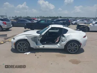 2021 Mazda MX-5 Miata Grand Touring z VIN JM1NDAM71M0457011, wystawiony jako IAAI lot #42427652 z przebiegiem 4 045 mil mil oraz . Historia ofert i sprzedaży dostępna na DreamBid. Obrazek 15.