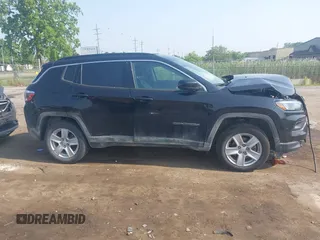 2022 Jeep Compass Latitude z VIN 3C4NJDBB0NT216921, wystawiony jako IAAI lot #42473934 z przebiegiem 41 169 mil mil oraz . Historia ofert i sprzedaży dostępna na DreamBid. Obrazek 13.