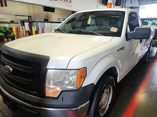 2013 Ford F-150 XL z VIN 1FTMF1CM2DKD59767, wystawiony jako IAAI lot #42360452 z przebiegiem 239 204 mil mil oraz . Historia ofert i sprzedaży dostępna na DreamBid. Obrazek 1.