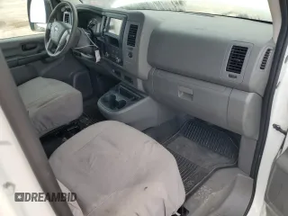 2021 Nissan NV Cargo S z VIN 1N6BF0KM2MN807343, wystawiony jako Copart lot #49956085 z przebiegiem 53 236 mil mil oraz Szkoda całkowita • Salvage title. Historia ofert i sprzedaży dostępna na DreamBid. Obrazek 8.