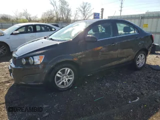 2015 Chevrolet Sonic LT z VIN 1G1JC5SH2F4200996, wystawiony jako Copart lot #53979965 z przebiegiem 129 200 mil mil oraz Szkody całkowita. Historia ofert i sprzedaży dostępna na DreamBid. Obrazek 1.