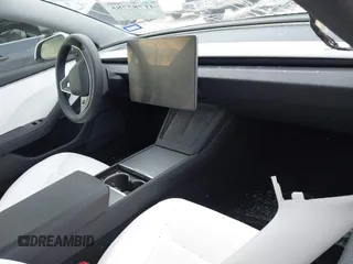 2024 Tesla Model 3 z VIN 5YJ3E1EA7RF866167, wystawiony jako IAAI lot #41785785 z przebiegiem 4 607 mil mil oraz . Historia ofert i sprzedaży dostępna na DreamBid. Obrazek 5.