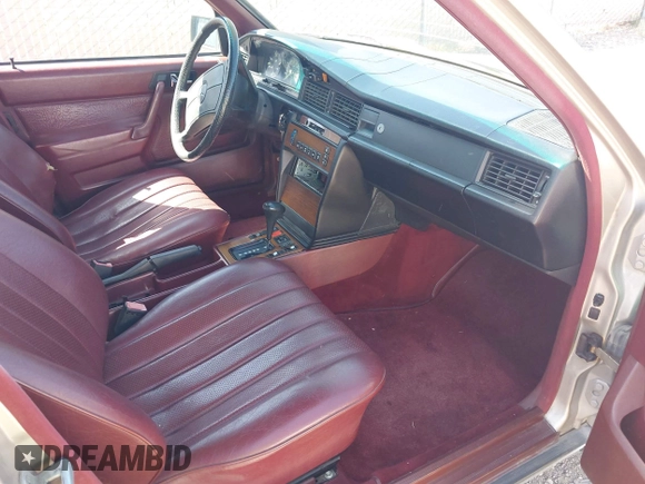 1986 Mercedes-Benz 190 E z VIN WDBDA24D0GF194753, wystawiony jako IAAI lot #42321094 z przebiegiem 135 395 mil mil oraz . Historia ofert i sprzedaży dostępna na DreamBid. Obrazek 5.