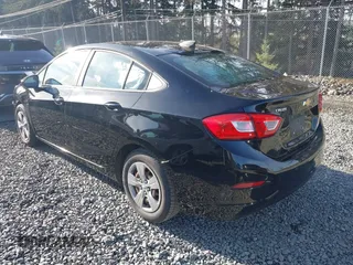 2017 Chevrolet Cruze LS z VIN 1G1BC5SM5H7277073, wystawiony jako IAAI lot #41336306 z przebiegiem 95 515 mil mil oraz . Historia ofert i sprzedaży dostępna na DreamBid. Obrazek 3.