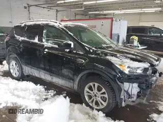 2018 Ford Escape SE z VIN 1FMCU9GD0JUC72780, wystawiony jako IAAI lot #41508586 z przebiegiem 100 984 mil mil oraz . Historia ofert i sprzedaży dostępna na DreamBid. Obrazek 1.