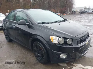 2016 Chevrolet Sonic LTZ z VIN 1G1JE5SB8G4143596, wystawiony jako IAAI lot #41874653 z przebiegiem 148 855 mil mil oraz . Historia ofert i sprzedaży dostępna na DreamBid. Obrazek 1.