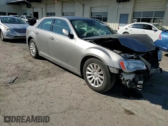 2014 Chrysler 300 z VIN 2C3CCAAG3EH141528, wystawiony jako Copart lot #53688225 z przebiegiem 132 298 mil mil oraz Szkody całkowita. Historia ofert i sprzedaży dostępna na DreamBid. Obrazek 13.