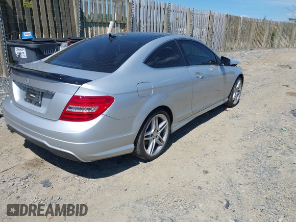 2014 Mercedes-Benz C 250 z VIN WDDGJ4HB2EG199369, wystawiony jako IAAI lot #42287574 z przebiegiem 19 774 mil mil oraz . Historia ofert i sprzedaży dostępna na DreamBid. Obrazek 4.