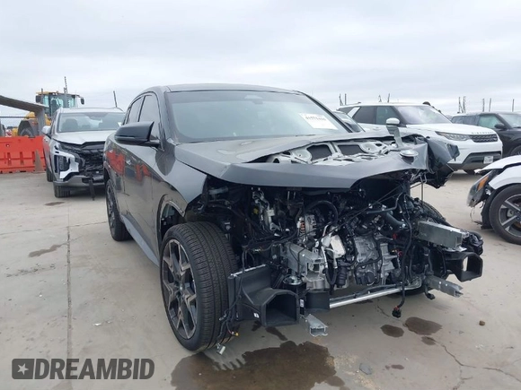 2025 BMW X2 M35i z VIN WBX83GM08S5128489, wystawiony jako IAAI lot #41575416 z przebiegiem 1 213 mil mil oraz . Historia ofert i sprzedaży dostępna na DreamBid. Obrazek 1.