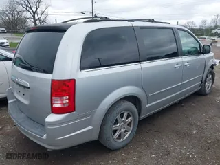 2008 Chrysler Town & Country Touring with VIN 2A8HR54P18R611579, listed as a IAAI auction lot 41909066 with 106,143 mi miles. Bid and sale history available at carsss.com. Image 4.