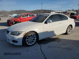 2011 BMW 3 Series 328i xDrive z VIN WBAKF3C55BE793265, wystawiony jako Copart lot #46148835 z przebiegiem Nie podano mil oraz Szkody całkowita. Historia ofert i sprzedaży dostępna na DreamBid. Obrazek 1.