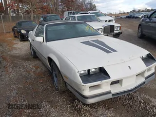 1983 Chevrolet Camaro z VIN 1G1AP87H5DN164288, wystawiony jako IAAI lot #41467151 z przebiegiem 85 532 mil mil oraz . Historia ofert i sprzedaży dostępna na DreamBid. Obrazek 1.