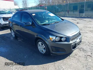2016 Chevrolet Sonic LT z VIN 1G1JC5SHXG4141844, wystawiony jako IAAI lot #41520173 z przebiegiem 159 301 mil mil oraz . Historia ofert i sprzedaży dostępna na DreamBid. Obrazek 1.
