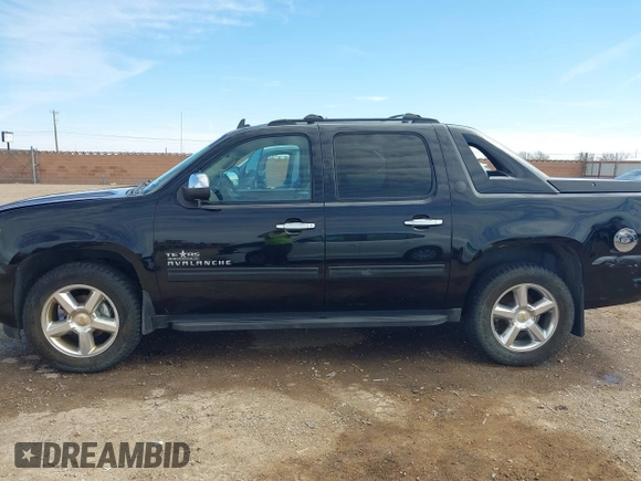 2013 Chevrolet Avalanche LT z VIN 3GNTKFE70DG297831, wystawiony jako IAAI lot #41709367 z przebiegiem 107 811 mil mil oraz . Historia ofert i sprzedaży dostępna na DreamBid. Obrazek 14.
