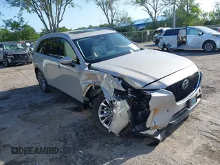 2025 Mazda CX-90 Preferred z VIN JM3KKBHDXS1224788, wystawiony jako IAAI lot #42007081 z przebiegiem 752 mil mil oraz . Historia ofert i sprzedaży dostępna na DreamBid. Obrazek 1.