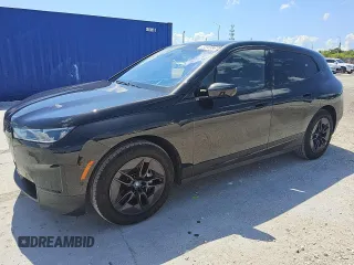 2025 BMW iX xDrive50 z VIN WB523CF07SCS14148, wystawiony jako Copart lot #56604525 z przebiegiem 15 821 mil mil oraz Tytuł czysty. Historia ofert i sprzedaży dostępna na DreamBid. Obrazek 1.