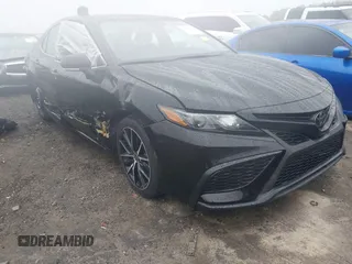 2023 Toyota Camry SE z VIN 4T1G11AK0PU809322, wystawiony jako IAAI lot #41056512 z przebiegiem 33 159 mil mil oraz . Historia ofert i sprzedaży dostępna na DreamBid. Obrazek 1.