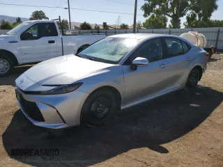 2025 Toyota Camry LE z VIN 4T1DAACK4SU116777, wystawiony jako Copart lot #59013765 z przebiegiem 2 731 mil mil oraz Szkoda całkowita • Salvage title. Historia ofert i sprzedaży dostępna na DreamBid. Obrazek 1.
