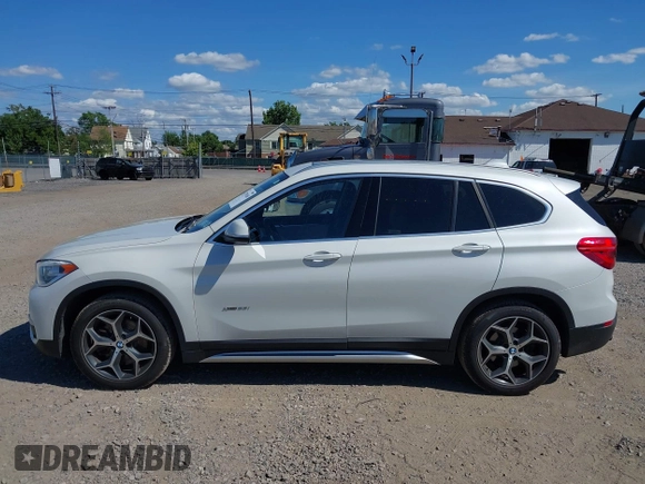 2017 BMW X1 xDrive28i z VIN WBXHT3C32H5F83287, wystawiony jako IAAI lot #42791160 z przebiegiem 69 006 mil mil oraz . Historia ofert i sprzedaży dostępna na DreamBid. Obrazek 14.
