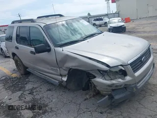 2006 Ford Explorer XLS z VIN 1FMEU62E56UA33188, wystawiony jako IAAI lot #42271171 z przebiegiem 164 637 mil mil oraz . Historia ofert i sprzedaży dostępna na DreamBid. Obrazek 1.