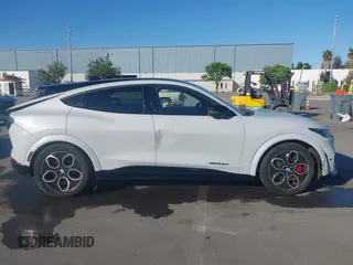 2023 Ford Mustang Mach-E GT z VIN 3FMTK4SE4PMA54704, wystawiony jako IAAI lot #42163871 z przebiegiem 67 987 mil mil oraz . Historia ofert i sprzedaży dostępna na DreamBid. Obrazek 13.