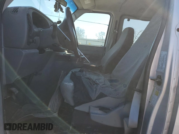 2008 Ford Econoline Passenger XL with VIN 1FMNE11L98DB45835, listed as a Copart auction lot 46355145 with 3,226,822 mi miles and Salvage title. Bid and sale history available at DreamBid. Image 7.