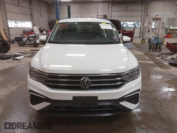 2022 Volkswagen Tiguan S with VIN 3VV0B7AX1NM066089, listed as a IAAI auction lot 41686335 with 64,115 mi miles. Bid and sale history available at carsss.com. Image 12.