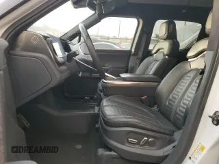 2022 Rivian R1T Adventure z VIN 7FCTGAAA9NN014280, wystawiony jako Copart lot #87908175 z przebiegiem 28 601 mil mil oraz Szkody całkowita. Historia ofert i sprzedaży dostępna na DreamBid. Obrazek 7.