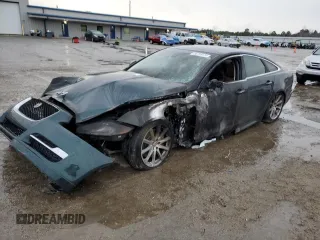 2017 Jaguar XJ z VIN SAJWJ1CD8H8W06740, wystawiony jako Copart lot #86709124 z przebiegiem Nie podano mil oraz Szkoda całkowita • Salvage title. Historia ofert i sprzedaży dostępna na DreamBid. Obrazek 1.