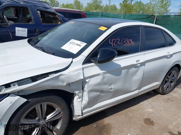 2020 Volkswagen Jetta S z VIN 3VWC57BU0LM100105, wystawiony jako IAAI lot #42213806 z przebiegiem 53 707 mil mil oraz . Historia ofert i sprzedaży dostępna na DreamBid. Obrazek 13.