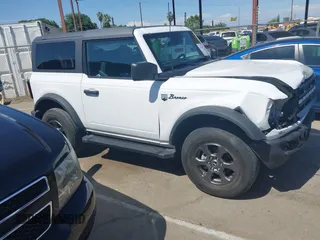 2021 Ford Bronco z VIN 1FMDE5AP9MLA72598, wystawiony jako IAAI lot #42153810 z przebiegiem 45 694 mil mil oraz . Historia ofert i sprzedaży dostępna na DreamBid. Obrazek 13.