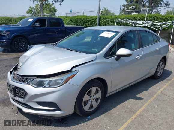 2017 Chevrolet Cruze LS z VIN 1G1BC5SM6H7121852, wystawiony jako IAAI lot #42354416 z przebiegiem 186 246 mil mil oraz . Historia ofert i sprzedaży dostępna na DreamBid. Obrazek 2.