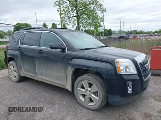 2015 GMC Terrain SLT z VIN 2GKFLXE3XF6228797, wystawiony jako IAAI lot #42289463 z przebiegiem 57 307 mil mil oraz . Historia ofert i sprzedaży dostępna na DreamBid. Obrazek 1.