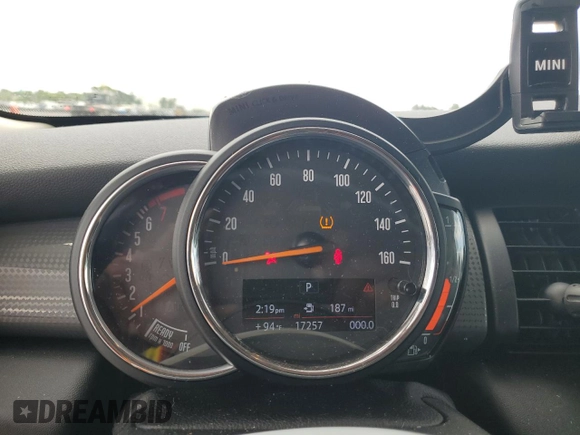 2019 MINI Hardtop Cooper с VIN WMWXP5C59K2H32200, выставлен на аукционе Copart как лот 62557905 с пробегом 17 257 миль миль и Списание • Salvage title. История ставок и продаж доступна на DreamBid. Изображение 9.