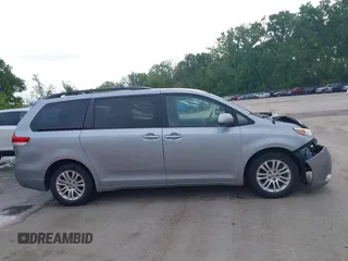 2014 Toyota Sienna XLE z VIN 5TDYK3DC6ES488569, wystawiony jako IAAI lot #42171540 z przebiegiem 97 416 mil mil oraz . Historia ofert i sprzedaży dostępna na DreamBid. Obrazek 14.
