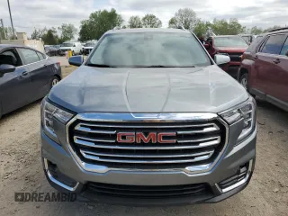 2024 GMC Terrain SLT z VIN 3GKALVEG5RL224500, wystawiony jako Copart lot #57138525 z przebiegiem 6 152 mil mil oraz Czysty tytuł • Clean title. Historia ofert i sprzedaży dostępna na DreamBid. Obrazek 5.