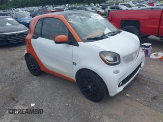 2016 Smart fortwo Passion z VIN WMEFJ5DA6GK051588, wystawiony jako IAAI lot #42693844 z przebiegiem 17 225 mil mil oraz . Historia ofert i sprzedaży dostępna na DreamBid. Obrazek 1.