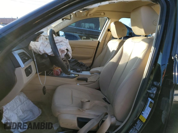 2013 BMW 3 Series 320i xDrive z VIN WBA3C3C56DF980153, wystawiony jako Copart lot #51377753 z przebiegiem Nie podano mil oraz Nie do naprawy • Non repairable. Historia ofert i sprzedaży dostępna na DreamBid. Obrazek 7.